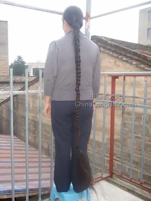 及地的长辫子