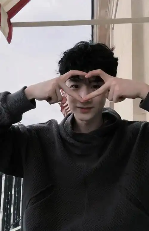 白敬亭来给大家花式比心了|白敬亭_新浪新闻