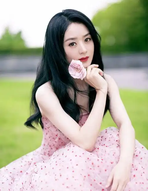 仙女颖!赵丽颖一袭粉嫩长裙拍写真 温柔可爱人比花娇太养眼