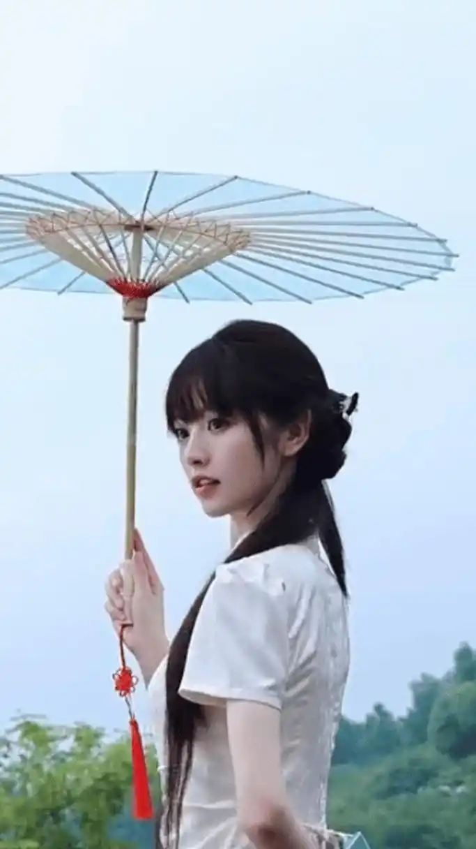 田曦薇撑伞氛围照##田曦薇民国旗袍造型好美# 江南水乡走出的温婉