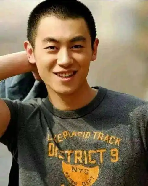 那个时候朱亚文的成绩算不上十分优异.没想到竟然考上了.