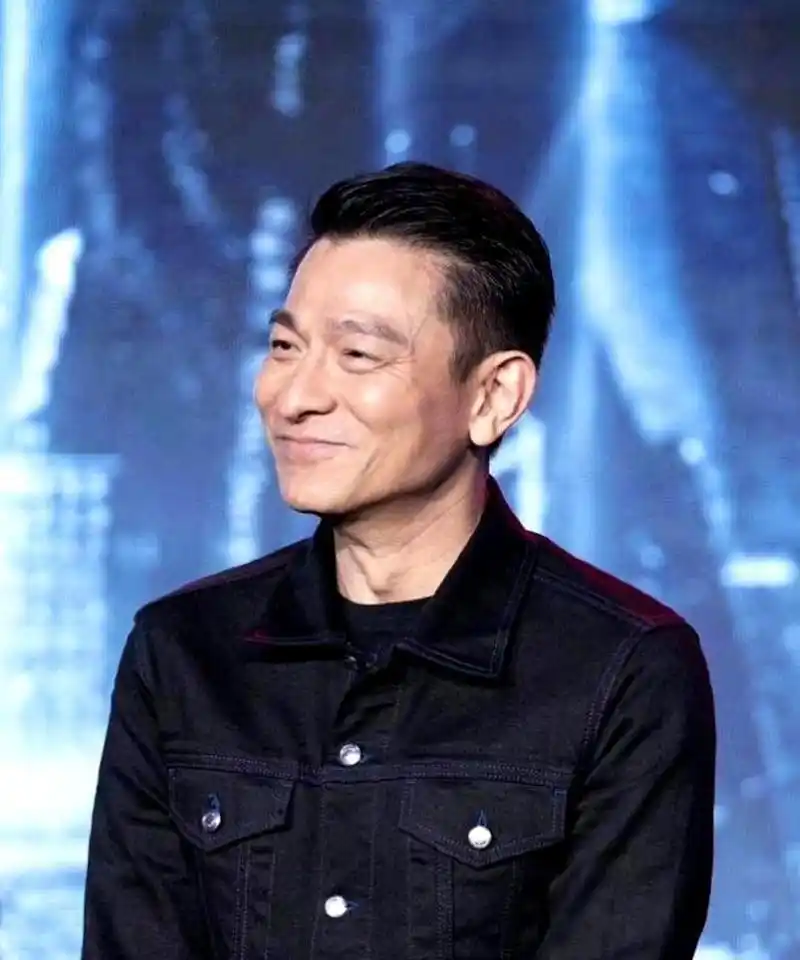 刘德华五官清晰,轮廓分明,随着年龄的增加,气质也越来越成熟.