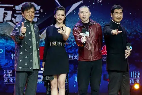 成龙录制节目被摸鼻子张国立自称暖男