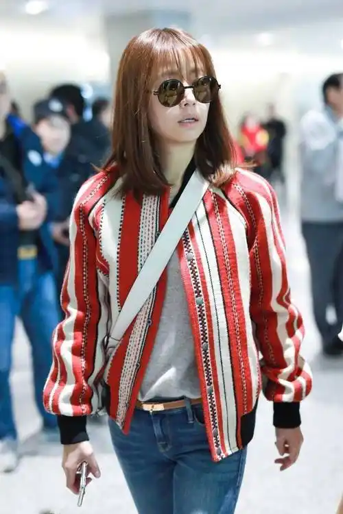 原创林心如剪了齐肩发带火了一种新穿法短外套牛仔裤时髦又减龄