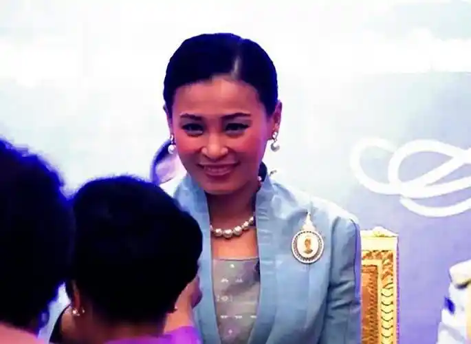 (未完待续,敬请关注《诗妮娜贵妃往事》之九:我