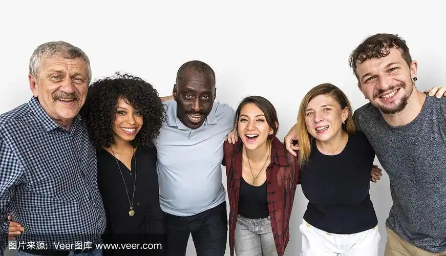 不同种族的人在拍摄