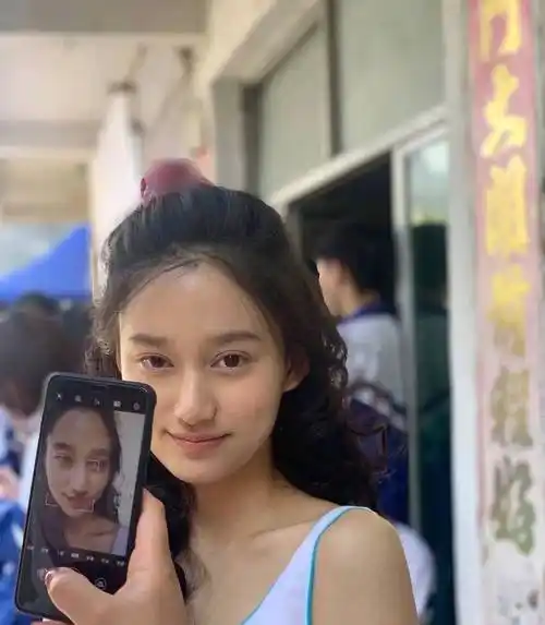 虽然过了好几个学校,可最后夏梦还是去了北电,与张子枫,孙俪妹妹孙艳