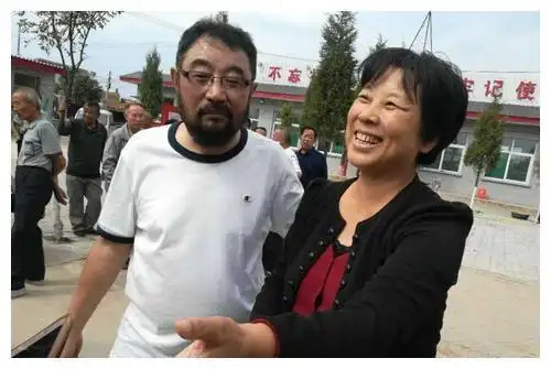 他是知名导演,因小21岁王小丫抛弃发妻,今73岁单身无儿无女|米家山