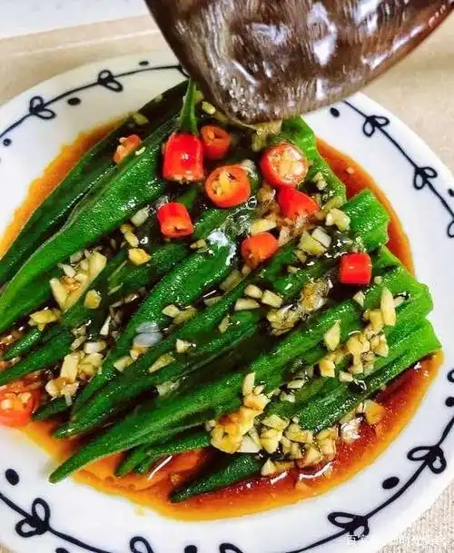 一道家常开胃小菜,凉拌秋葵这样做口感更清脆