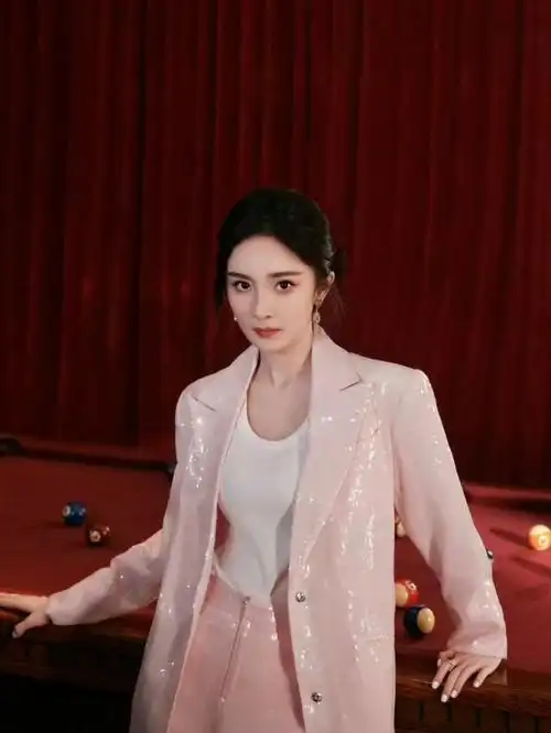 杨幂粉色西装