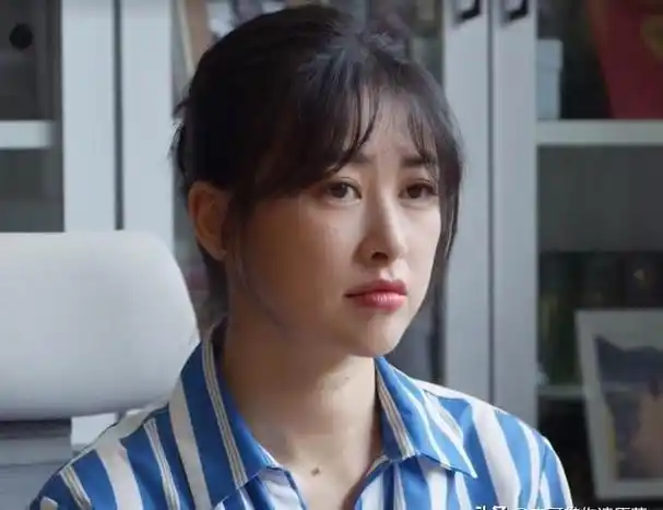 豁出去了!金晨再次上演姐弟恋,直接将她的事业线暴露无疑