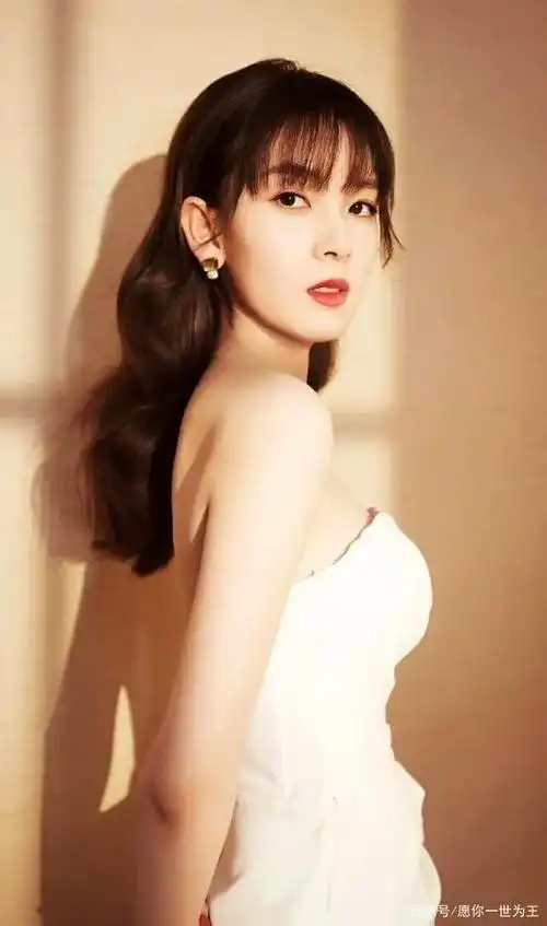 陈瑶一袭奶白"开叉裙",宛若人间水蜜桃一般的美嫩