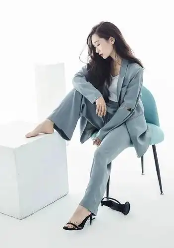 陶昕然为女星发声后,36岁晒破洞西装写真,霸气侧漏尽显御姐范