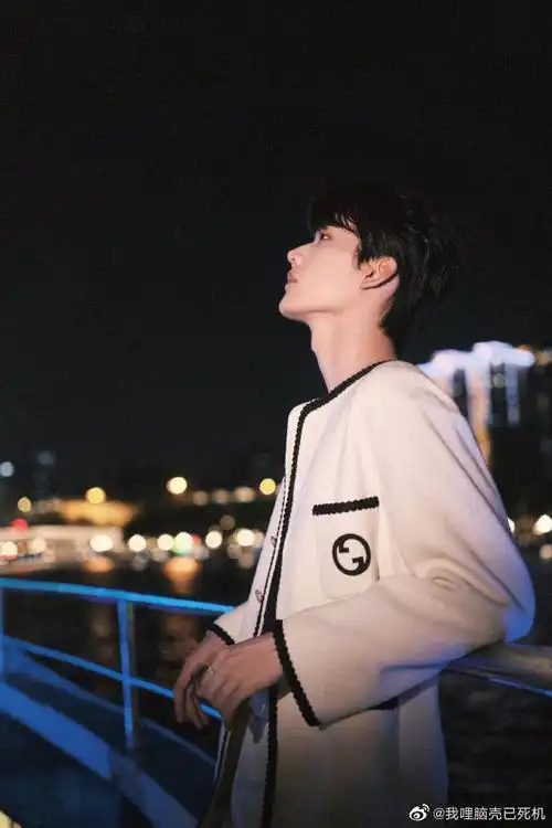 周柯宇小香风游轮夜景大片