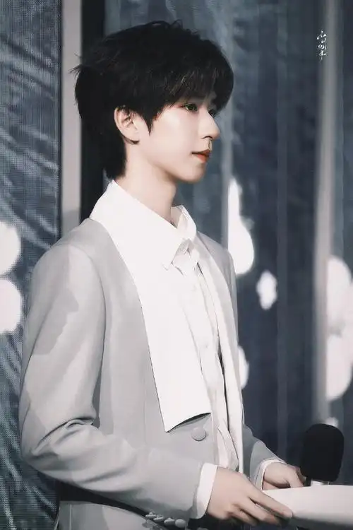 青年主持人贺峻霖##贺峻霖主持青春诗会##贺峻霖蓝西装少年感