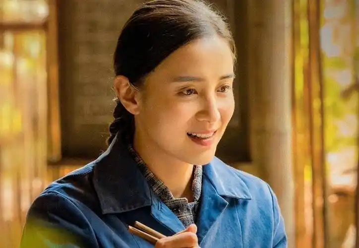 与陈龙相爱,和张黎高调官宣,41岁未婚的小宋佳真的敢爱敢恨吗?