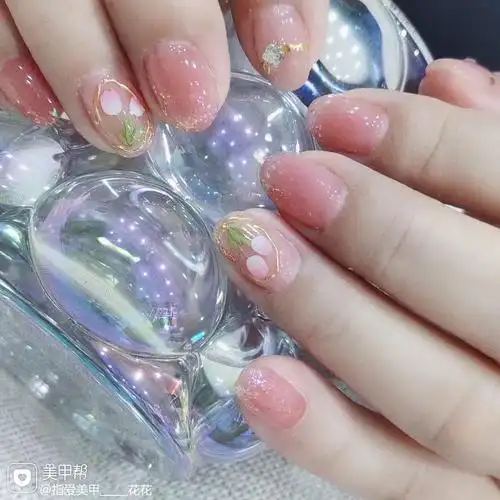 裸色圆形夏天短指甲花朵简约渐变美甲图片