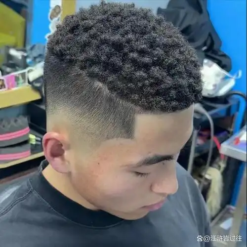 这种发型也是男生烫发中比较常见的一种,个性十足,有非常吸睛.