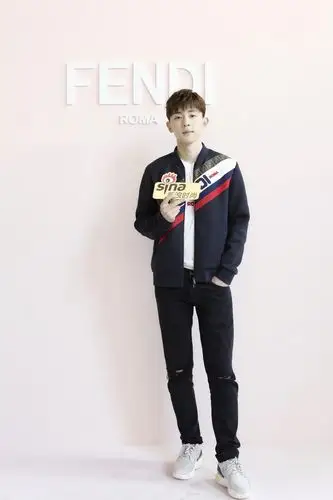 邓伦亮相米兰时装周fendi大秀 青春活力尽显