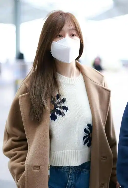 40岁王心凌现身机场,短款毛衣搭驼色大衣,时尚减龄又显气质!