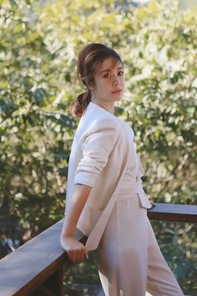 44岁林心如美照释出,穿白色纱裙置身阳光下,甜美感像年轻十岁_上身