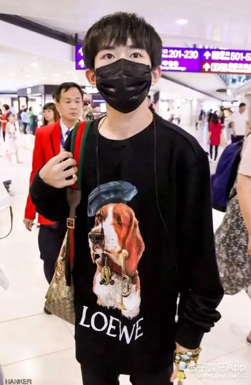 易烊千玺黑色卫衣一身潮装大牌加身,获助理左右护驾气场强大.