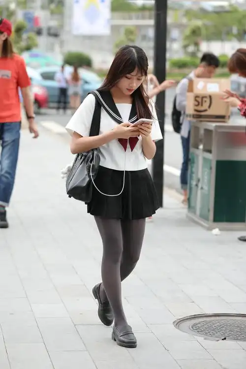 高中生在学校穿校服裤子配丝袜是什么体验