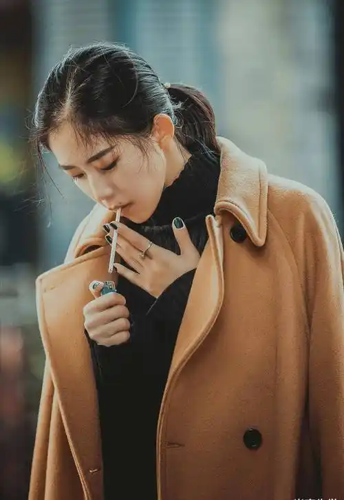 35岁陕西女人丨抽烟,喝酒,穿西装被嘲笑,但她是个称职的妈妈_因为