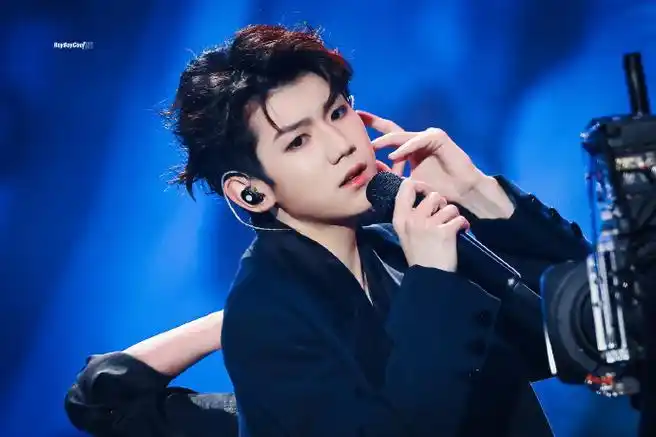 王源超话#王源官宣加盟江苏卫视跨年##王源烟熏妆#  旧岁长青,新岁