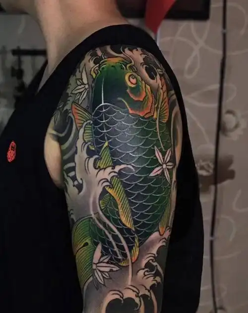 鱼纹身图片_肩部手臂纹身图案