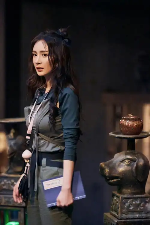 杨幂《密室大逃脱》新剧照 工装风造型酷飒绝美,周四见啊