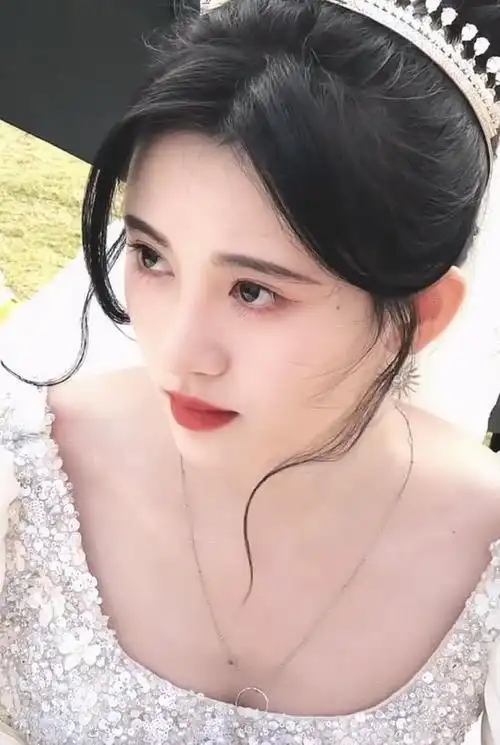 鞠婧祎婚纱造型公开,绝美形象完胜关晓彤,这才是"在逃公主"