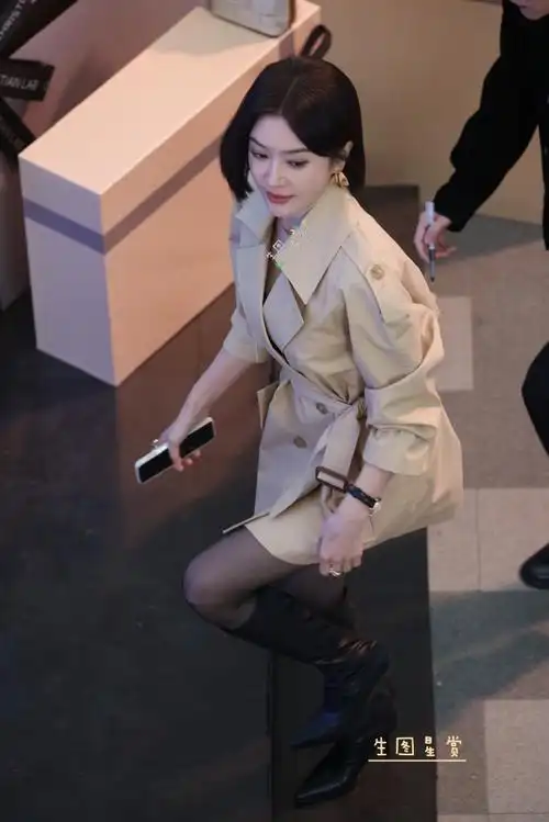 秦岚251103闪耀如她夜拍风衣黑丝长筒靴,霸总沈真上线#秦岚 西装配