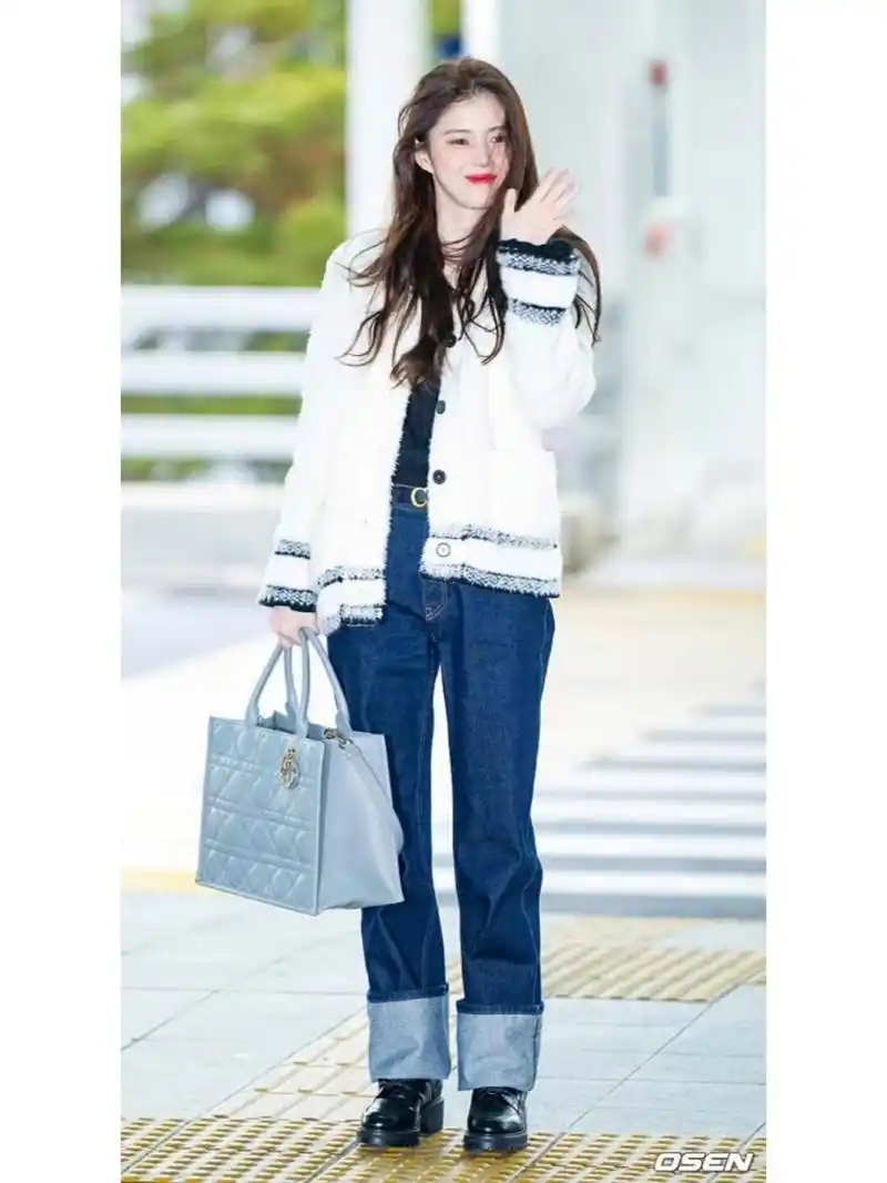 韩国女星韩素希出发巴黎时装周机场街拍私服.