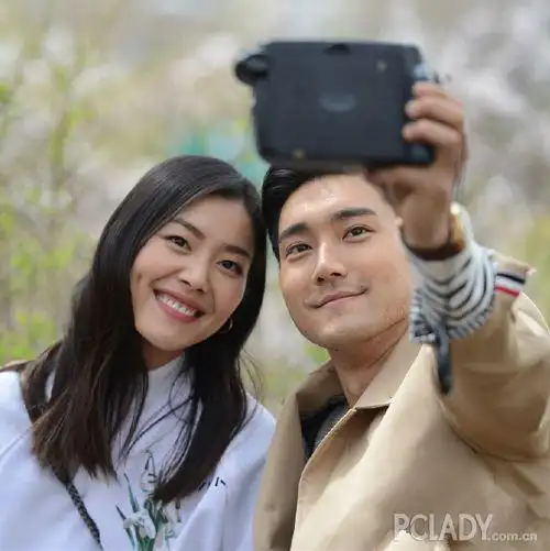 刘雯默认恋情男友是崔始源 甜蜜合照说明一切