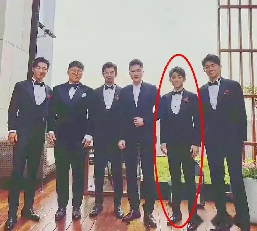 窦骁伴郎团中,张一山的身高显得格格不入,脸也看起来像个小男孩.