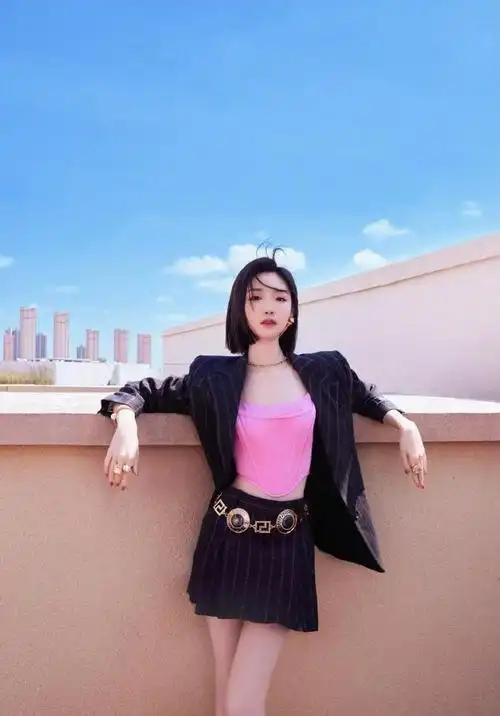 毛晓彤西服写真飒爽十足