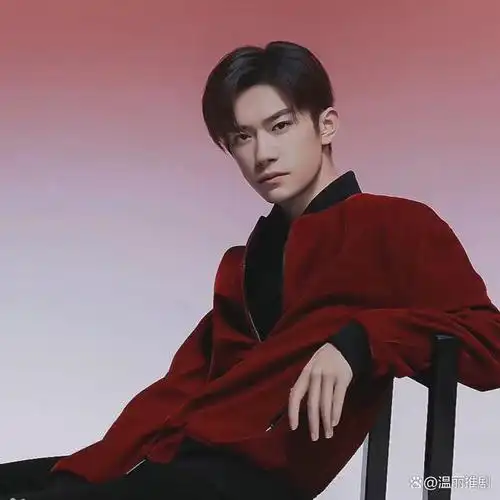 易烊千玺人生轨迹是一部精彩的舞台剧每一幕都让人目不暇接