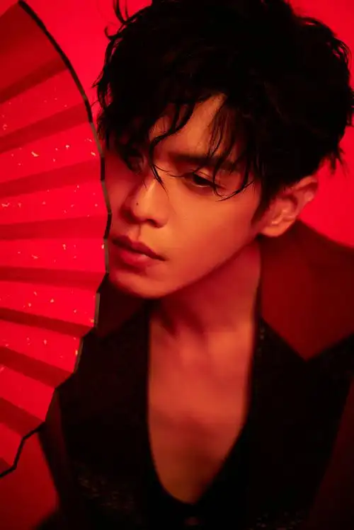 张若昀超话光影阑珊,星辉溢出,蕴意春节氛围.#春晚#@张若昀