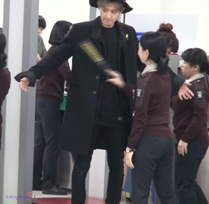 灿烈因身高太高,贴心地歪头让安检员检查.(图/翻摄自微博)