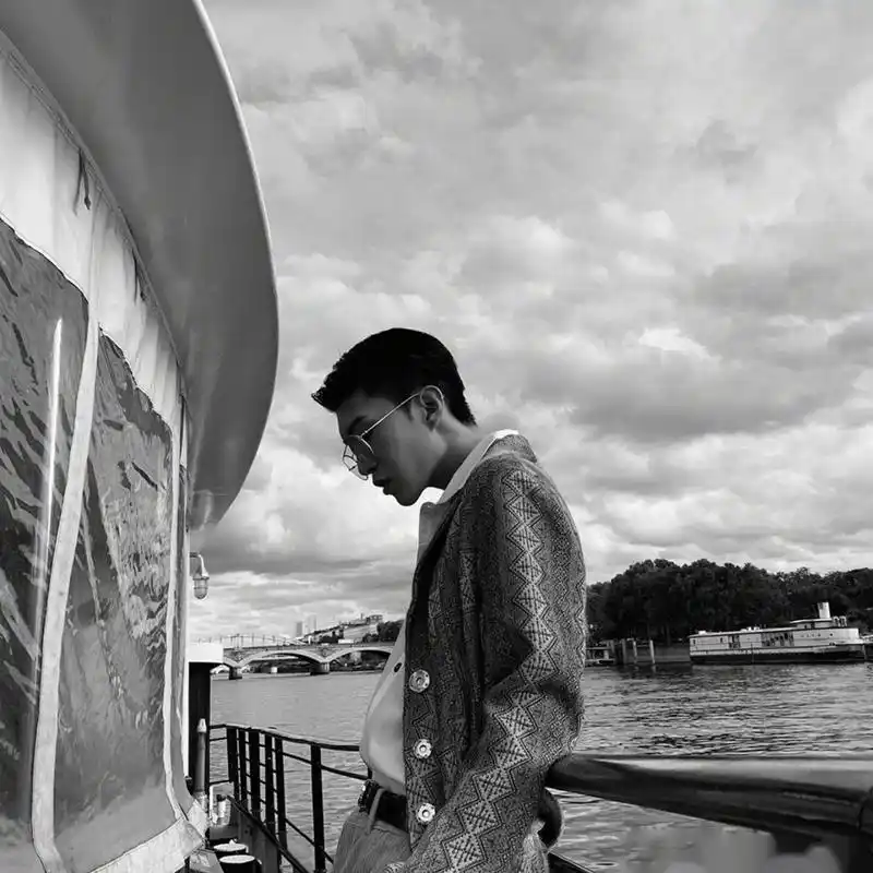 范丞丞塞纳河边清新俊逸的优质少年,短发干练飒爽,帅气满分.