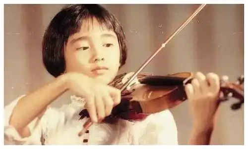 小时候的黎姿是个名副其实的千金小姐,学练琴,学舞蹈,无忧无虑.