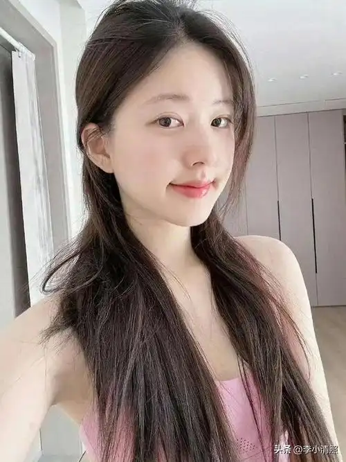 照片中赵露思p图太过,已经到了不说是赵露思就认不出来的程度.