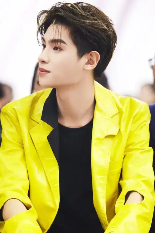 黄明昊超话61#黄明昊午夜氛围感大片#妙丽品牌代言人@jjjustin0219