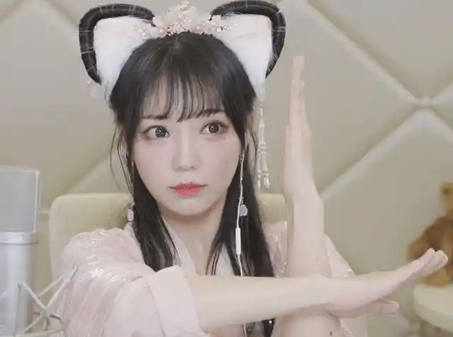 b站第一舞姬咬人猫因年龄大被嫌弃只能靠一首歌炒冷饭