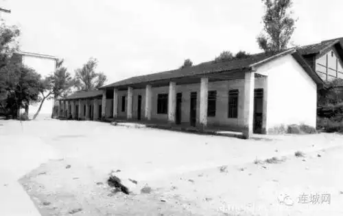 这是70年代爷爷学校的样子,一排简单的瓦房,门前还是泥土地.