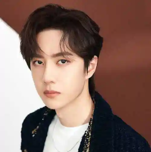 王一博和黄明昊都爱"中分"发型,一个帅气一个优雅,魅力十足