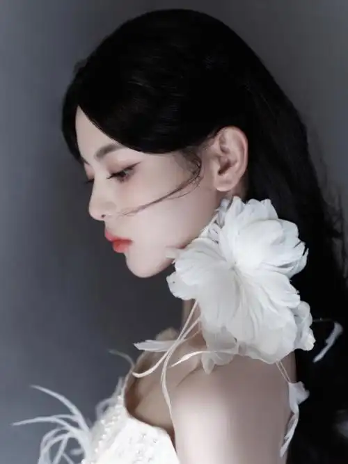 杨超越穿钉珠蕾丝礼服裙身材纤细优雅迷人3