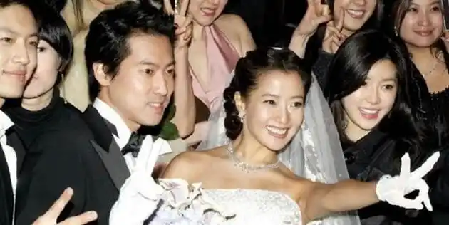 金喜善与老公朴周英结婚现场.