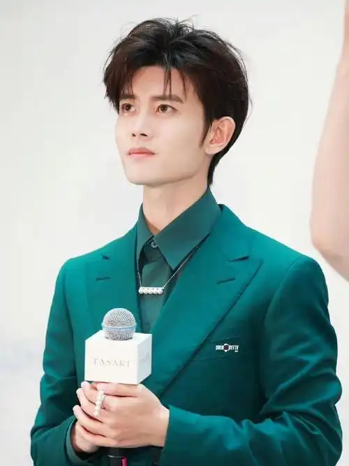 任嘉伦墨绿西服套装#好帅啊啊啊啊啊啊啊啊啊啊啊啊国超墨绿色西装